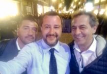 Salvini, un selfie con i leghisti di Monopoli