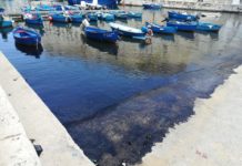 Sversamento di olio in mare, e il porto si tinge di nero