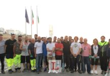 Pulizie all’alba: politici e stagionali a lavoro sulle spiagge. Nel centro storico chianche tirate a lucido