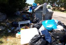 TUTTE LE FOTO | Cassonetti stracolmi e rifiuti abbandonati. Caos in centro e nell’agro