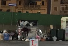 Bidoni stracolmi e scoppia pure la fogna, è un sabato sera da dimenticare