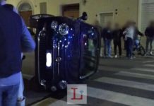 La Cinquecento si ribalta in centro in piena notte