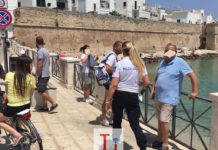 Butta buste di rifiuti nel cestino e viene ripreso. Ma la solidarietà va a chi ha sbagliato