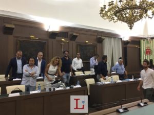 va via anche maggioranza