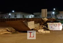 Tensostruttura, crolla la recinzione del cantiere. Danni alle auto