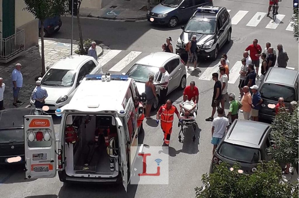 Via Cialdini, sbalzato sulle strisce pedonali, finisce in ospedale