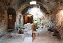 Un monastero scavato nella roccia, la scoperta a 4 metri di profondità