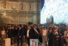 Annese con l’ombrellino processionale, simbolo di una laicità perduta