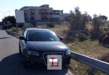 Via Beccaria, l’Audi si muove da sola e poi finisce contro il guardrail