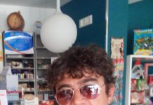 Riccardo Scamarcio, un caffè in contrada prima della raccolta delle mandorle