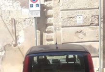L’auto del Comune sul parcheggio dei disabili