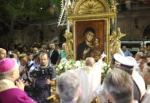 FOTO | Approda la zattera. La calorosa accoglienza della cittÃ