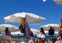 Bianca Guaccero, bellezza al bagno. La presentatrice di “Detto Fatto” sceglie Le Macchie