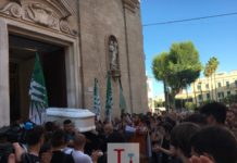 Giulio, è il momento del silenzio. Oggi l’ultimo saluto al 17enne