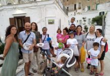 Grandi pulizie per Monopoli, cittadini in azione dal faro alla Portavecchia