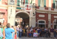 Cattivi odori, flash mob in piazza e sit-in con mascherine al Comune