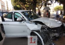 Manovra sbagliata, Bmw sul leccio in piazza