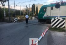 Sfonda la barriera del passaggio a livello, chiusa al traffico via Cappuccini