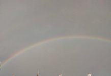 La magia del doppio arcobaleno, archi di colori sul porto di Monopoli