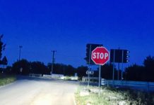 Guarda il navigatore e non si accorge dello stop, impatto all’incrocio della Gravina