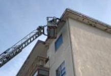 Cadono calcinacci dal cornicione, intervento dei Vigili del Fuoco