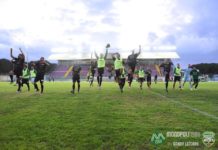 Il saluto di fine gara ai tifosi, da domenica si cambia. Solo da metà campo