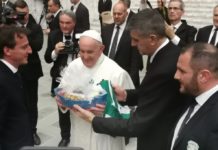 FOTO | Al Papa la maglia biancoverde del Monopoli e un gozzo di taralli