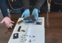 Nell’atrio del condominio nascoste una pistola e droga, il sequestro della GdF