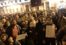 A Monopoli seicento sardine si stringono in due “scatole”