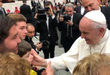 La carezza del Papa ai bambini dell’Accademia Calcio