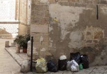 Rifiuti, rispetto zero. Cumuli anche sulle mura delle chiese