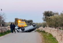 Incidente a Cristo delle Zolle, auto ribaltata. Danneggiato il muretto a secco