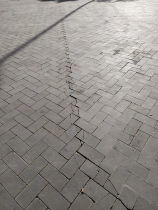 lesioni mattonelle piazza