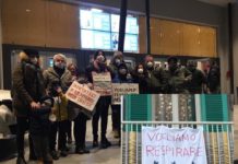 Miasmi, la protesta continua. Lenzuola ai balconi: “Vogliamo respirare”