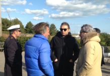 FOTO | Crollo Porto Giardino, zona interdetta. Anche il sindaco sul posto