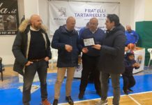Nuova illuminazione nella palestra dell’Ipsiam: una targa ai fratelli Lavarra in segno di gratitudine