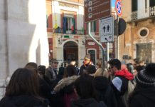 FOTO | San Domenico, disagi a scuola per i lavori. Sit-in di studenti al Comune