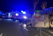 Si ribaltano sulla Castellana-Turi. Due ragazzi feriti