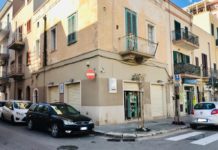 Forano la parete ed entrano in gioielleria. Colpo da 30mila euro