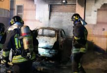 VIDEO | Via Arenazza, auto in fiamme. Donna intrappolata nella lavanderia salvata dai Carabinieri