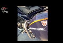 Prima provocano un incidente, poi si fingono poliziotti e sottraggono denaro. Arrestati