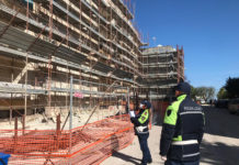 Operai al lavoro senza protezioni e violazioni varie, sospeso cantiere in via Piccinato