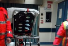Infermiera presa a calci da una paziente, panico e caos al Pronto Soccorso