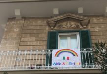 Flash mob, bandiere e arcobaleni sui balconi. Da Monopoli messaggi di speranza
