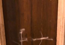 VIDEO | Imbratta le porte della Cattedrale, vandalo immortalato dalle telecamere