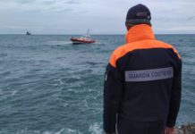 Corpo in mare nella zona sud, sul posto le forze dell’ordine