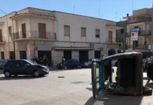 Incidente in piazza Falcone e Borsellino. Auto si ribalta