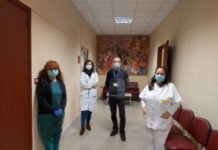 Un minuto di stop in ospedale: “Non siamo eroi, chiediamo dispositivi di protezione e un riconoscimento economico”