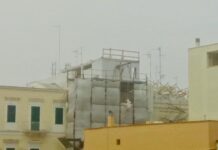 Via Cavour, crolla parte di un’impalcatura. Un albero sulla carreggiata in viale Aldo Moro