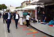 FOTO | Una passeggiata al mercato, anche il sindaco tra le bancarelle